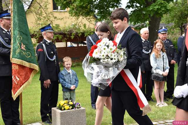 [FOTO] Gminne obchody święta Konstytucji 3 maja w Budzowie. Wójt gminy złożyła kwiaty pod pomnikiem poległym za Ojczyznę 