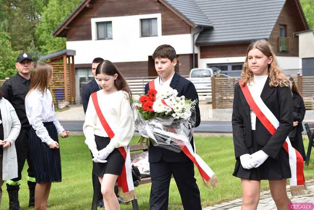 [FOTO] Gminne obchody święta Konstytucji 3 maja w Budzowie. Wójt gminy złożyła kwiaty pod pomnikiem poległym za Ojczyznę 