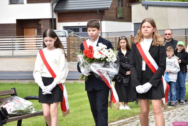 [FOTO] Gminne obchody święta Konstytucji 3 maja w Budzowie. Wójt gminy złożyła kwiaty pod pomnikiem poległym za Ojczyznę 