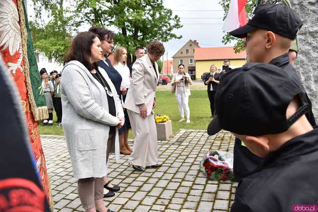 [FOTO] Gminne obchody święta Konstytucji 3 maja w Budzowie. Wójt gminy złożyła kwiaty pod pomnikiem poległym za Ojczyznę 