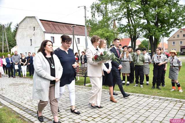 [FOTO] Gminne obchody święta Konstytucji 3 maja w Budzowie. Wójt gminy złożyła kwiaty pod pomnikiem poległym za Ojczyznę 