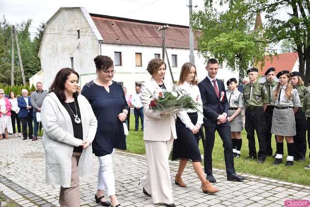 [FOTO] Gminne obchody święta Konstytucji 3 maja w Budzowie. Wójt gminy złożyła kwiaty pod pomnikiem poległym za Ojczyznę 