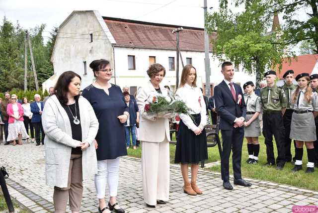 [FOTO] Gminne obchody święta Konstytucji 3 maja w Budzowie. Wójt gminy złożyła kwiaty pod pomnikiem poległym za Ojczyznę 