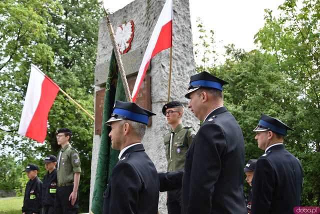 [FOTO] Gminne obchody święta Konstytucji 3 maja w Budzowie. Wójt gminy złożyła kwiaty pod pomnikiem poległym za Ojczyznę 