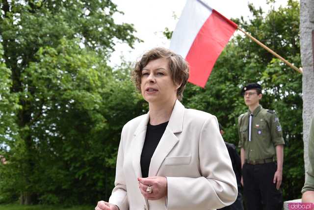 [FOTO] Gminne obchody święta Konstytucji 3 maja w Budzowie. Wójt gminy złożyła kwiaty pod pomnikiem poległym za Ojczyznę 