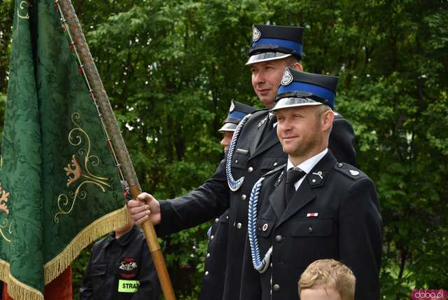 [FOTO] Gminne obchody święta Konstytucji 3 maja w Budzowie. Wójt gminy złożyła kwiaty pod pomnikiem poległym za Ojczyznę 