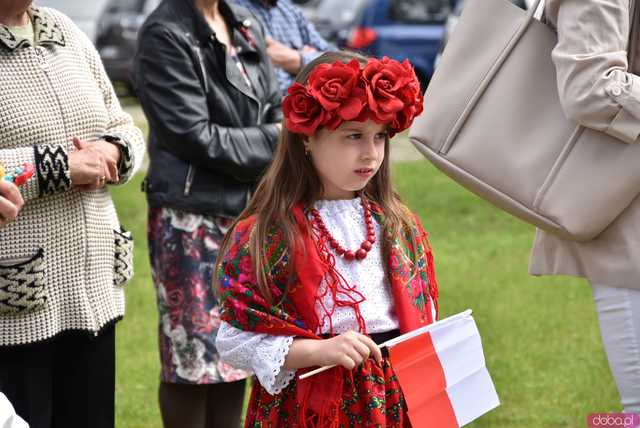 [FOTO] Gminne obchody święta Konstytucji 3 maja w Budzowie. Wójt gminy złożyła kwiaty pod pomnikiem poległym za Ojczyznę 