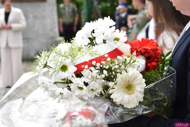[FOTO] Gminne obchody święta Konstytucji 3 maja w Budzowie. Wójt gminy złożyła kwiaty pod pomnikiem poległym za Ojczyznę 