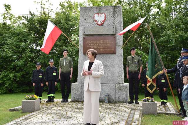 [FOTO] Gminne obchody święta Konstytucji 3 maja w Budzowie. Wójt gminy złożyła kwiaty pod pomnikiem poległym za Ojczyznę 