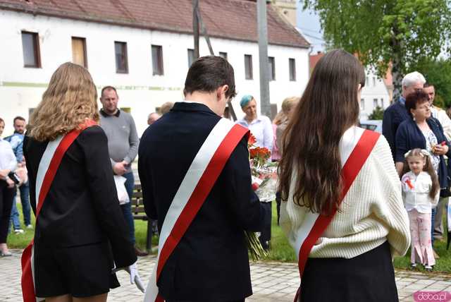 [FOTO] Gminne obchody święta Konstytucji 3 maja w Budzowie. Wójt gminy złożyła kwiaty pod pomnikiem poległym za Ojczyznę 