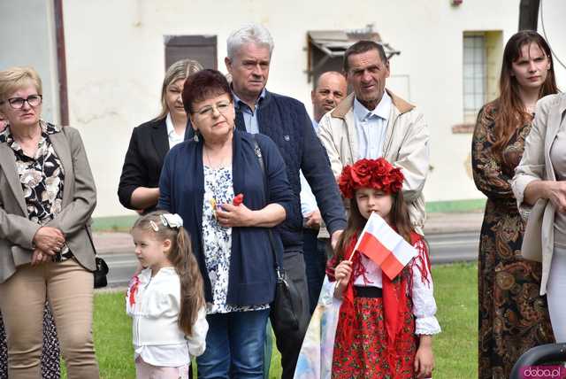 [FOTO] Gminne obchody święta Konstytucji 3 maja w Budzowie. Wójt gminy złożyła kwiaty pod pomnikiem poległym za Ojczyznę 