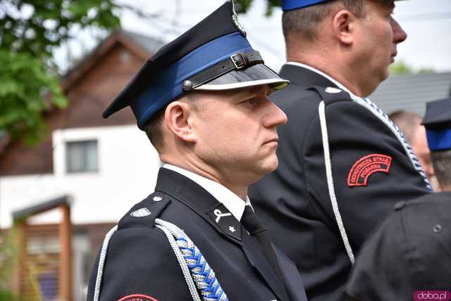 [FOTO] Gminne obchody święta Konstytucji 3 maja w Budzowie. Wójt gminy złożyła kwiaty pod pomnikiem poległym za Ojczyznę 