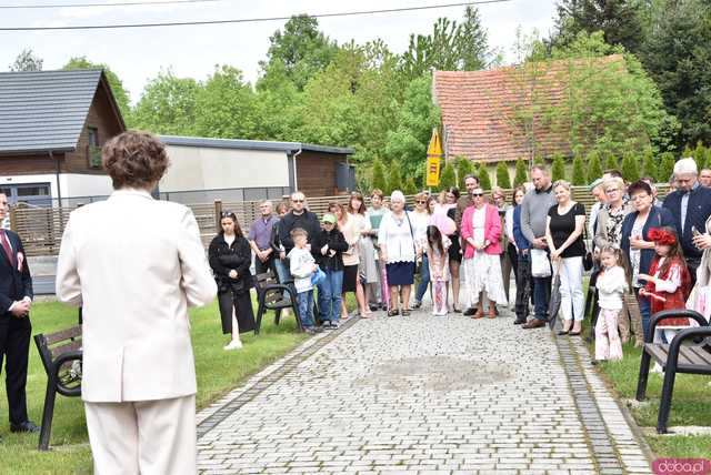 [FOTO] Gminne obchody święta Konstytucji 3 maja w Budzowie. Wójt gminy złożyła kwiaty pod pomnikiem poległym za Ojczyznę 
