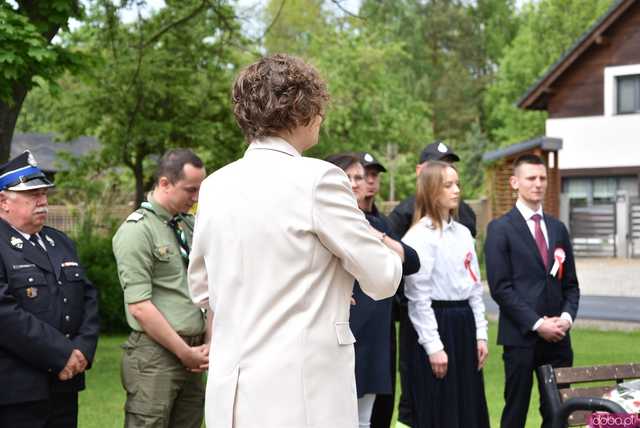 [FOTO] Gminne obchody święta Konstytucji 3 maja w Budzowie. Wójt gminy złożyła kwiaty pod pomnikiem poległym za Ojczyznę 