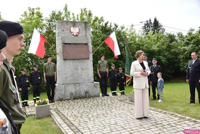 [FOTO] Gminne obchody święta Konstytucji 3 maja w Budzowie. Wójt gminy złożyła kwiaty pod pomnikiem poległym za Ojczyznę 