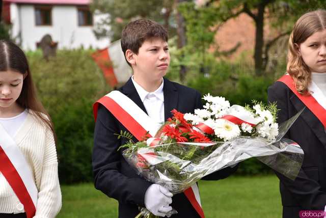 [FOTO] Gminne obchody święta Konstytucji 3 maja w Budzowie. Wójt gminy złożyła kwiaty pod pomnikiem poległym za Ojczyznę 