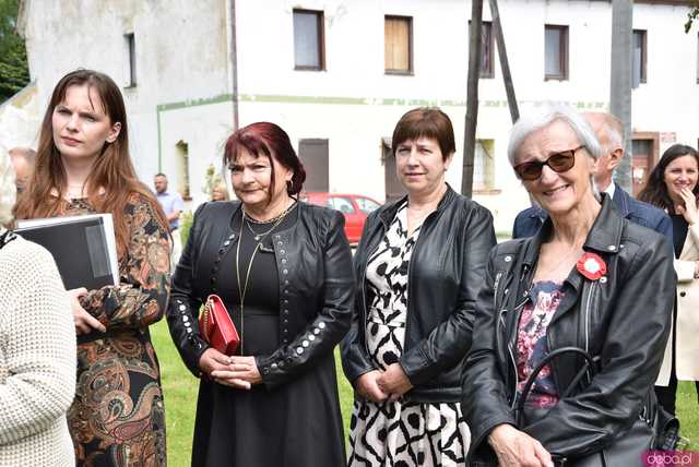 [FOTO] Gminne obchody święta Konstytucji 3 maja w Budzowie. Wójt gminy złożyła kwiaty pod pomnikiem poległym za Ojczyznę 