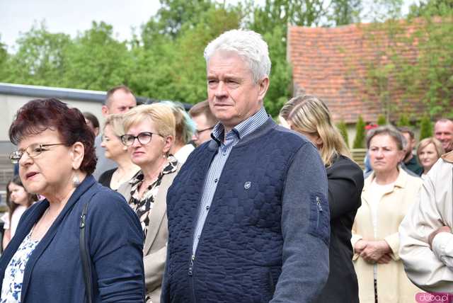[FOTO] Gminne obchody święta Konstytucji 3 maja w Budzowie. Wójt gminy złożyła kwiaty pod pomnikiem poległym za Ojczyznę 