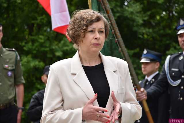 [FOTO] Gminne obchody święta Konstytucji 3 maja w Budzowie. Wójt gminy złożyła kwiaty pod pomnikiem poległym za Ojczyznę 