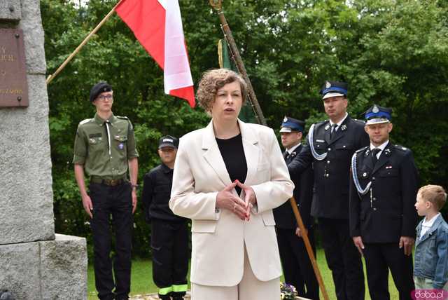 [FOTO] Gminne obchody święta Konstytucji 3 maja w Budzowie. Wójt gminy złożyła kwiaty pod pomnikiem poległym za Ojczyznę 