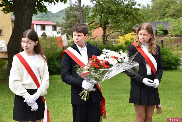 [FOTO] Gminne obchody święta Konstytucji 3 maja w Budzowie. Wójt gminy złożyła kwiaty pod pomnikiem poległym za Ojczyznę 