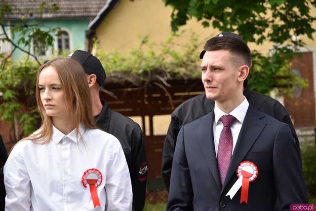 [FOTO] Gminne obchody święta Konstytucji 3 maja w Budzowie. Wójt gminy złożyła kwiaty pod pomnikiem poległym za Ojczyznę 