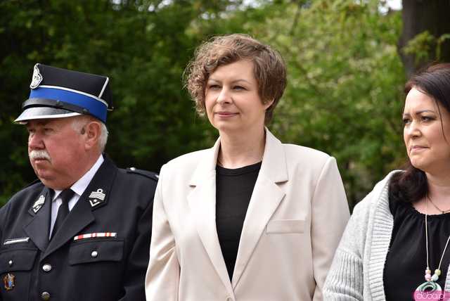 [FOTO] Gminne obchody święta Konstytucji 3 maja w Budzowie. Wójt gminy złożyła kwiaty pod pomnikiem poległym za Ojczyznę 