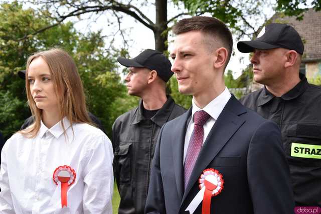 [FOTO] Gminne obchody święta Konstytucji 3 maja w Budzowie. Wójt gminy złożyła kwiaty pod pomnikiem poległym za Ojczyznę 