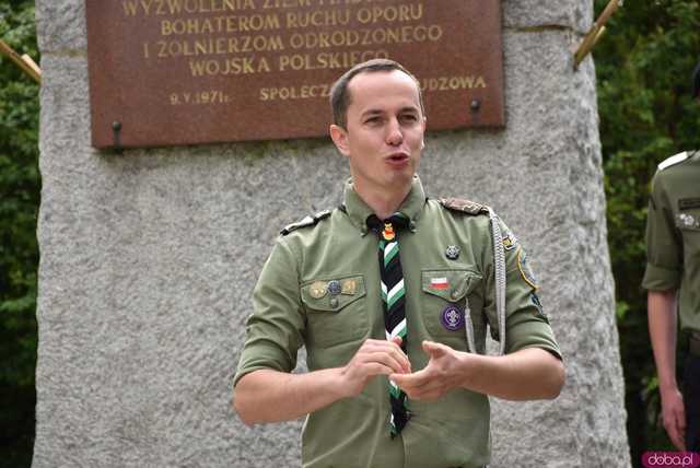 [FOTO] Gminne obchody święta Konstytucji 3 maja w Budzowie. Wójt gminy złożyła kwiaty pod pomnikiem poległym za Ojczyznę 