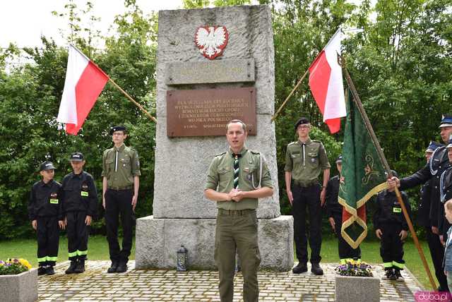 [FOTO] Gminne obchody święta Konstytucji 3 maja w Budzowie. Wójt gminy złożyła kwiaty pod pomnikiem poległym za Ojczyznę 
