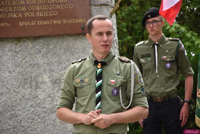 [FOTO] Gminne obchody święta Konstytucji 3 maja w Budzowie. Wójt gminy złożyła kwiaty pod pomnikiem poległym za Ojczyznę 