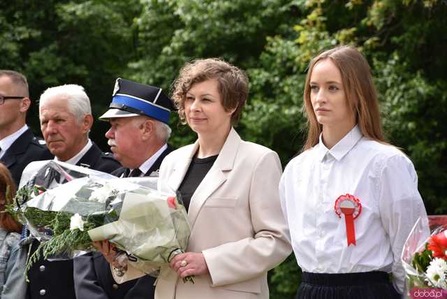 [FOTO] Gminne obchody święta Konstytucji 3 maja w Budzowie. Wójt gminy złożyła kwiaty pod pomnikiem poległym za Ojczyznę 