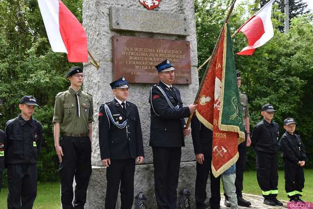 [FOTO] Gminne obchody święta Konstytucji 3 maja w Budzowie. Wójt gminy złożyła kwiaty pod pomnikiem poległym za Ojczyznę 