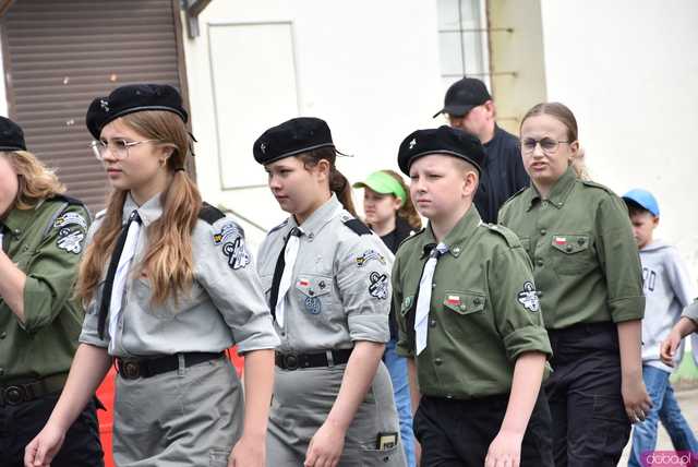 [FOTO] Gminne obchody święta Konstytucji 3 maja w Budzowie. Wójt gminy złożyła kwiaty pod pomnikiem poległym za Ojczyznę 