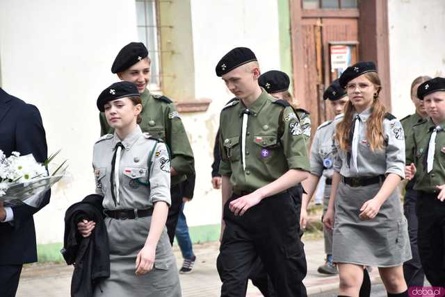 [FOTO] Gminne obchody święta Konstytucji 3 maja w Budzowie. Wójt gminy złożyła kwiaty pod pomnikiem poległym za Ojczyznę 