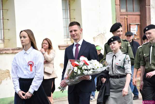 [FOTO] Gminne obchody święta Konstytucji 3 maja w Budzowie. Wójt gminy złożyła kwiaty pod pomnikiem poległym za Ojczyznę 