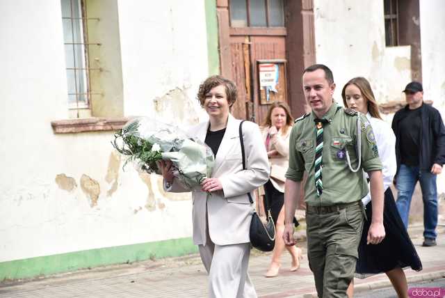 [FOTO] Gminne obchody święta Konstytucji 3 maja w Budzowie. Wójt gminy złożyła kwiaty pod pomnikiem poległym za Ojczyznę 