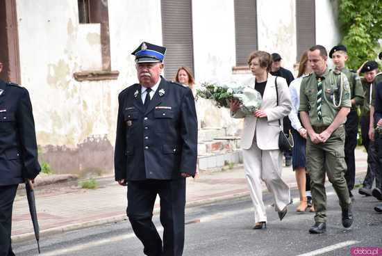 [FOTO] Gminne obchody święta Konstytucji 3 maja w Budzowie. Wójt gminy złożyła kwiaty pod pomnikiem poległym za Ojczyznę 