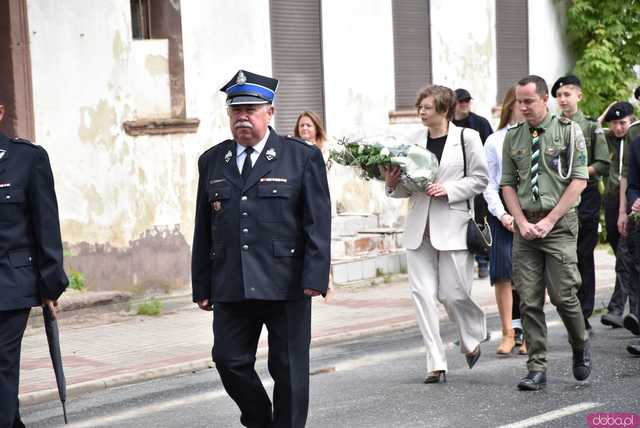 [FOTO] Gminne obchody święta Konstytucji 3 maja w Budzowie. Wójt gminy złożyła kwiaty pod pomnikiem poległym za Ojczyznę 