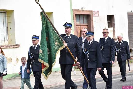 [FOTO] Gminne obchody święta Konstytucji 3 maja w Budzowie. Wójt gminy złożyła kwiaty pod pomnikiem poległym za Ojczyznę 