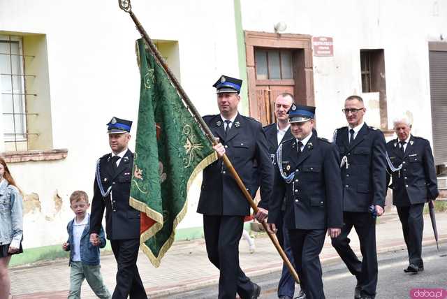 [FOTO] Gminne obchody święta Konstytucji 3 maja w Budzowie. Wójt gminy złożyła kwiaty pod pomnikiem poległym za Ojczyznę 