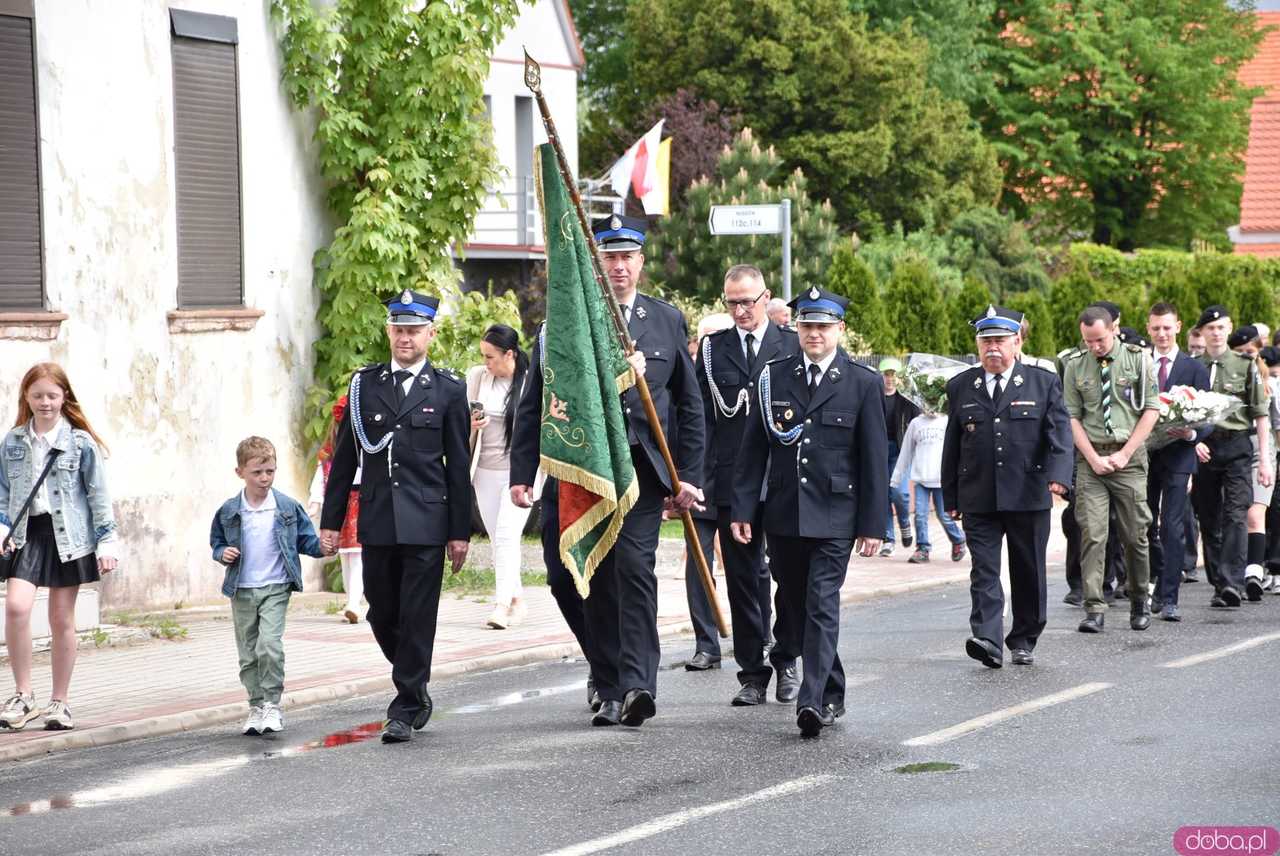 [FOTO] Gminne obchody święta Konstytucji 3 maja w Budzowie. Wójt gminy złożyła kwiaty pod pomnikiem poległym za Ojczyznę 