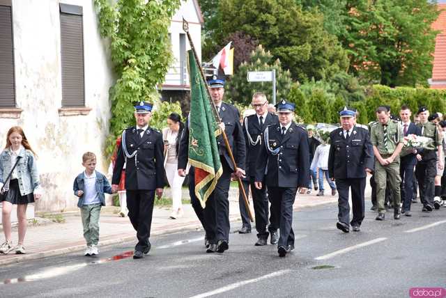 [FOTO] Gminne obchody święta Konstytucji 3 maja w Budzowie. Wójt gminy złożyła kwiaty pod pomnikiem poległym za Ojczyznę 