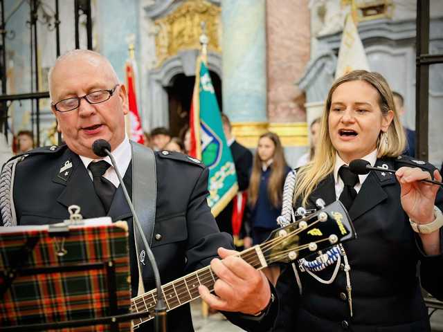 [FOTO] Obchody uchwalenia Konstytucji 3 Maja oraz uroczystości dnia Patrona Strażaków Św. Floriana w Henrykowie