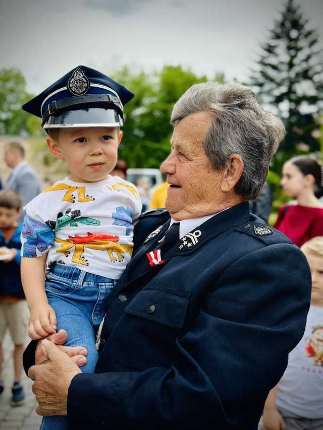 [FOTO] Obchody uchwalenia Konstytucji 3 Maja oraz uroczystości dnia Patrona Strażaków Św. Floriana w Henrykowie