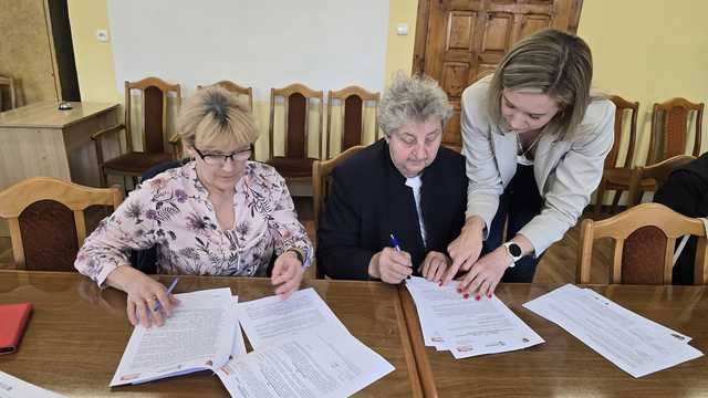 [FOTO] Gmina Złoty Stok podpisała pierwsze umowy w ramach „Ciepłego Mieszkania”