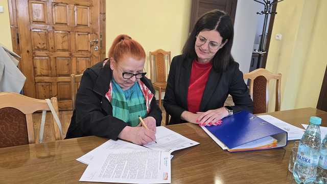 [FOTO] Gmina Złoty Stok podpisała pierwsze umowy w ramach „Ciepłego Mieszkania”