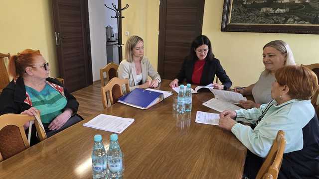 [FOTO] Gmina Złoty Stok podpisała pierwsze umowy w ramach „Ciepłego Mieszkania”