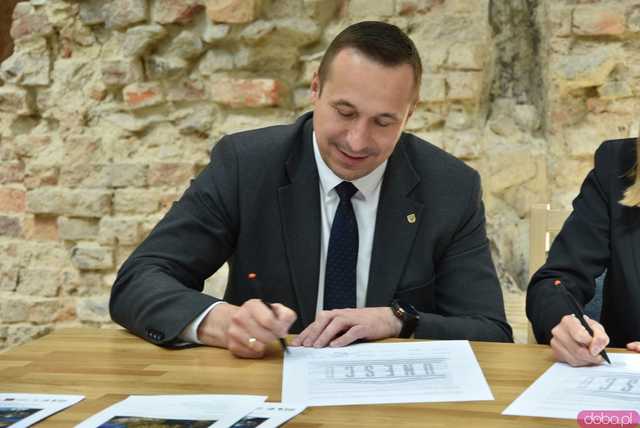 [FOTO,WIDEO] Twierdza Srebrna Góra coraz bliżej UNESCO. Podpisano międzynarodowe porozumienie 