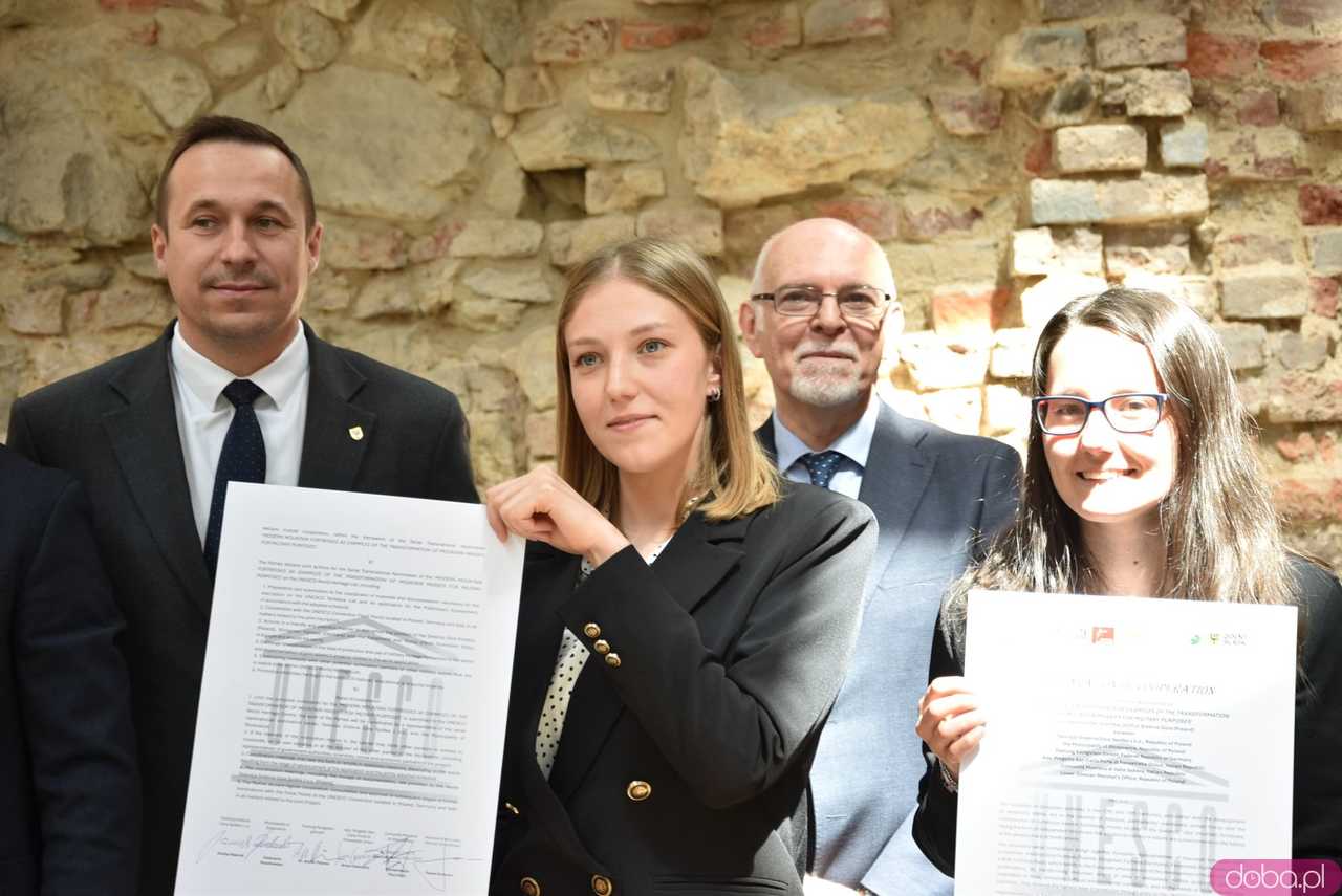 [FOTO,WIDEO] Twierdza Srebrna Góra coraz bliżej UNESCO. Podpisano międzynarodowe porozumienie 